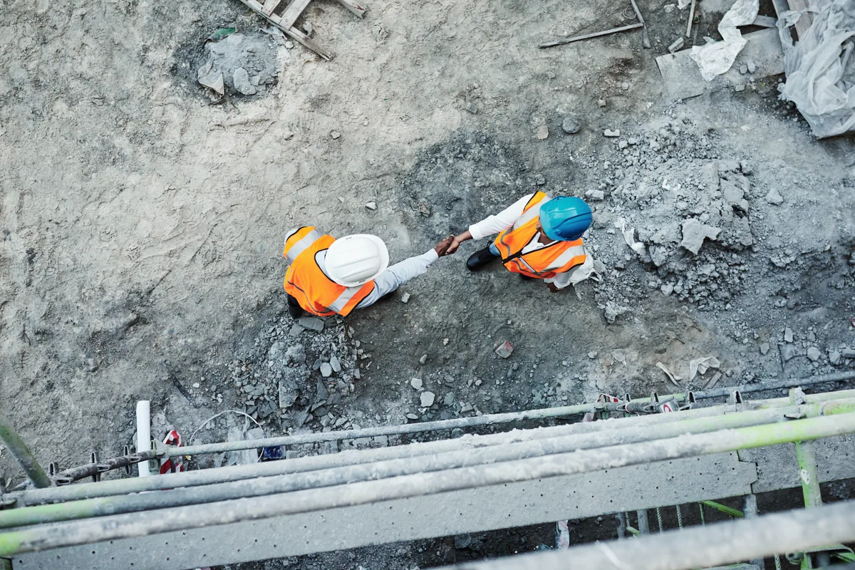 İnşaat sahasında el sıkışan proje ekibi