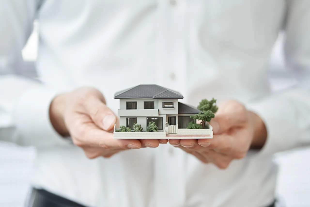 Konut edinme ve finansman seçeneklerini temsil eden ev modeli