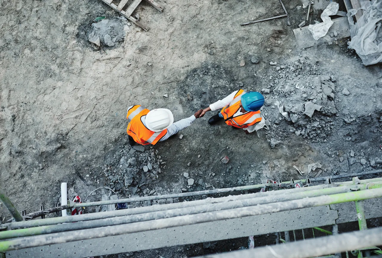 İnşaat sahasında iş birliği yapan proje geliştirme ekibi